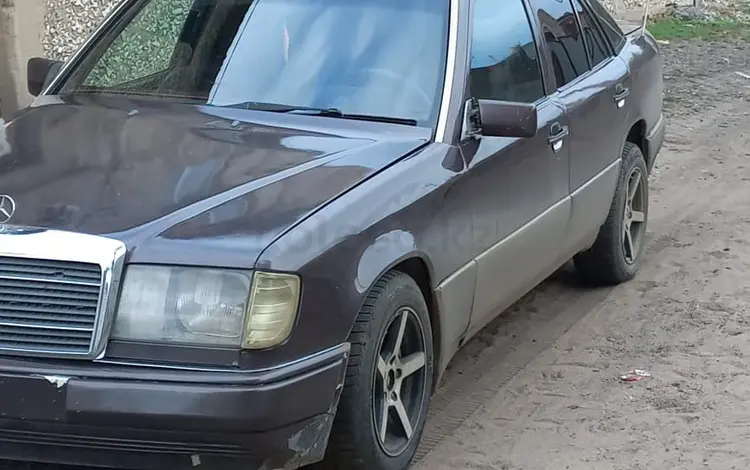 Mercedes-Benz E 220 1993 года за 1 800 000 тг. в Караганда