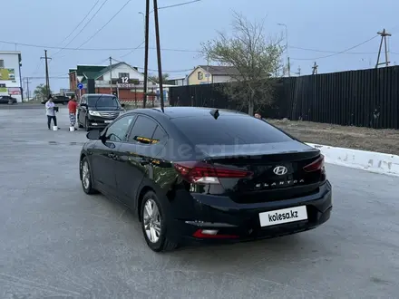 Hyundai Elantra 2018 года за 8 000 000 тг. в Атырау