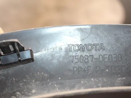 Накладка на крыло задняя правая, задняя левая (2019-н) Toyota Highlander за 15 000 тг. в Караганда – фото 2