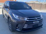 Toyota Highlander 2017 года за 12 000 000 тг. в Атырау