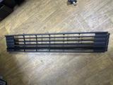 Решетка бампера нижняя с глянцевой черной накладкой рестайлинг 6C0853677D за 9 700 тг. в Астана