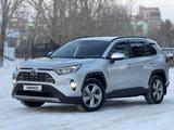 Toyota RAV4 2020 года за 15 200 000 тг. в Астана – фото 2