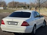 Mercedes-Benz S 320 2002 года за 4 800 000 тг. в Шу – фото 2