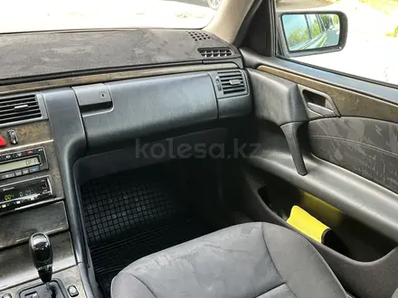 Mercedes-Benz E 320 1998 года за 3 700 000 тг. в Алматы – фото 21