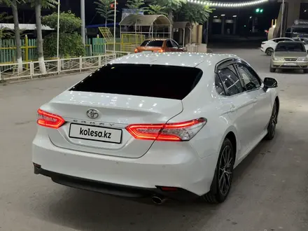 Toyota Camry 2021 года за 18 200 000 тг. в Шымкент – фото 3