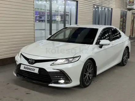 Toyota Camry 2021 года за 18 200 000 тг. в Шымкент – фото 2