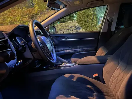 Toyota Camry 2020 года за 12 950 000 тг. в Алматы – фото 4