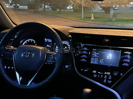 Toyota Camry 2020 года за 12 950 000 тг. в Алматы – фото 6