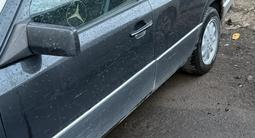 Mercedes-Benz E 220 1994 года за 2 300 000 тг. в Караганда – фото 2