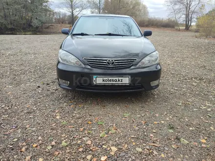 Toyota Camry 2004 года за 3 800 000 тг. в Актобе – фото 5