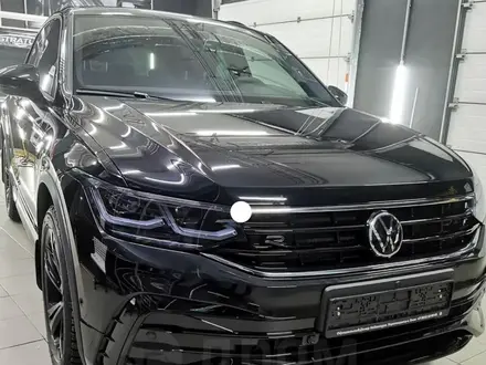 Volkswagen Tiguan 2021 года за 18 000 000 тг. в Атырау – фото 2