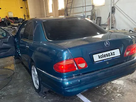 Mercedes-Benz E 230 1996 года за 2 000 000 тг. в Семей – фото 4