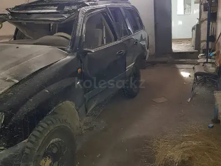 По запчастям Toyota Land Cruiser 105 GX объем 4.2 дизельная в Караганда