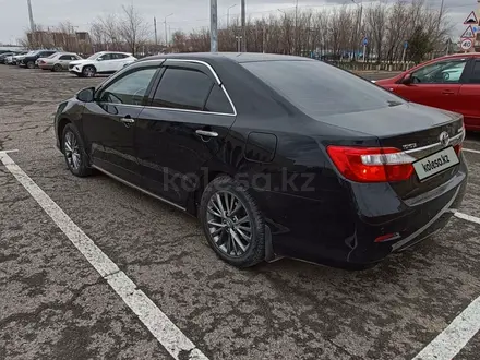 Toyota Camry 2014 года за 9 000 000 тг. в Атырау – фото 2