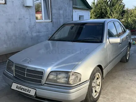 Mercedes-Benz C 180 1996 года за 1 600 000 тг. в Уральск – фото 2