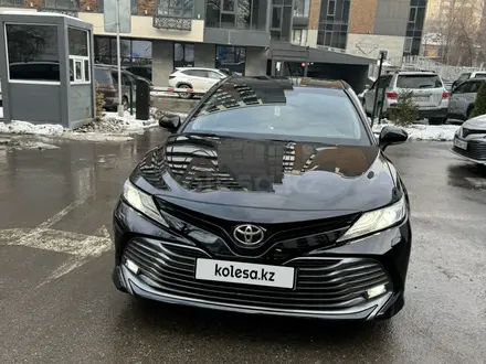 Toyota Camry 2019 года за 14 000 000 тг. в Алматы – фото 2