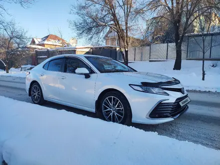 Toyota Camry 2021 года за 16 200 000 тг. в Алматы – фото 20