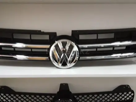 Решетка радиатора Volkswagen Touareg NF за 50 000 тг. в Алматы