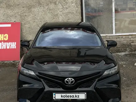 Toyota Camry 2020 года за 10 500 000 тг. в Актобе – фото 3