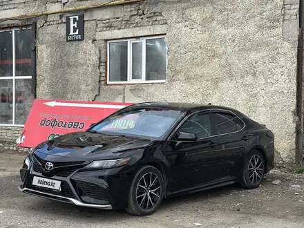 Toyota Camry 2020 года за 10 500 000 тг. в Актобе – фото 2