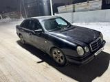 Mercedes-Benz E 230 1997 года за 1 600 000 тг. в Караганда – фото 2