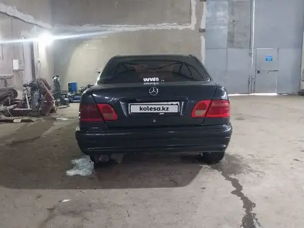 Mercedes-Benz E 230 1995 года за 1 900 000 тг. в Теренозек – фото 4