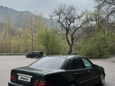 Mercedes-Benz E 280 1997 года за 2 600 000 тг. в Алматы – фото 2
