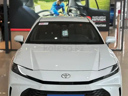 Toyota Camry Elegance eCVT 2025 года за 20 790 000 тг. в Алматы – фото 2