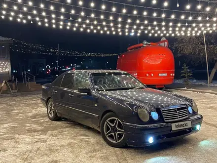 Mercedes-Benz E 240 1998 года за 2 100 000 тг. в Караганда – фото 2