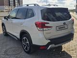 Subaru Forester 2022 года за 10 950 000 тг. в Уральск – фото 3