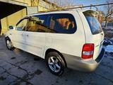 Kia Carnival 2002 года за 2 500 000 тг. в Шымкент – фото 2