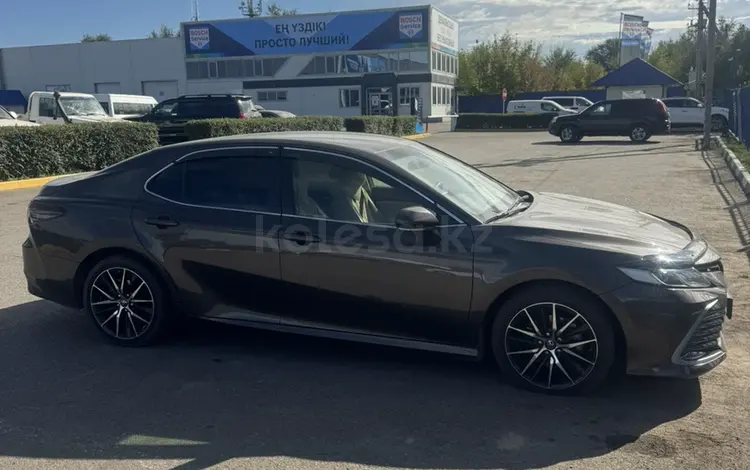 Toyota Camry 2022 года за 14 000 000 тг. в Уральск