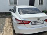 Toyota Camry 2018 года за 15 500 000 тг. в Атырау – фото 2