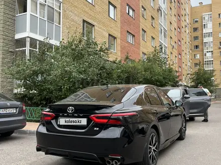 Toyota Camry 2021 года за 13 500 000 тг. в Астана – фото 2