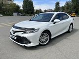 Toyota Camry 2018 года за 13 000 000 тг. в Семей – фото 2