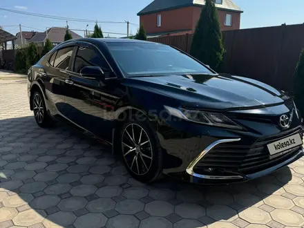 Toyota Camry 2021 года за 14 900 000 тг. в Уральск – фото 2