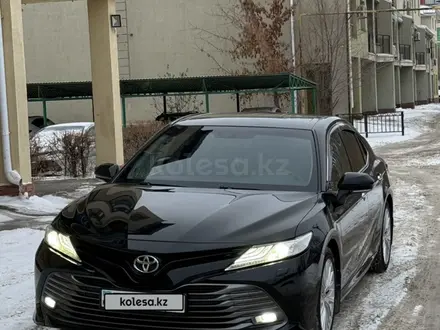 Toyota Camry 2018 года за 14 300 000 тг. в Актобе