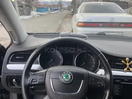 Skoda Superb 2013 года за 5 000 000 тг. в Риддер – фото 17