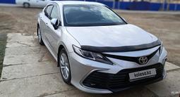 Toyota Camry 2021 года за 13 300 000 тг. в Атырау