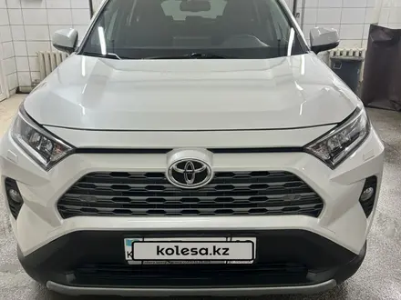 Toyota RAV4 2020 года за 15 900 000 тг. в Семей