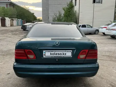 Mercedes-Benz E 200 1996 годаүшін2 700 000 тг. в Семей – фото 4