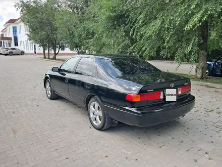 Toyota Camry 2000 года за 3 000 000 тг. в Актобе – фото 10