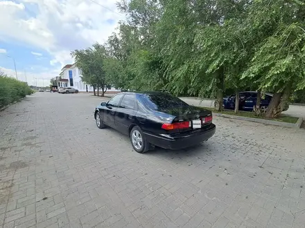 Toyota Camry 2000 года за 3 000 000 тг. в Актобе – фото 11