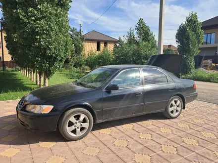 Toyota Camry 2000 года за 3 000 000 тг. в Актобе – фото 20