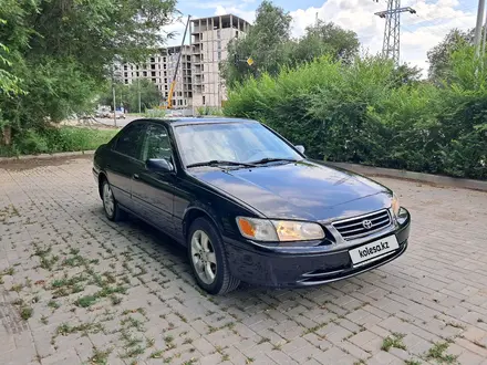 Toyota Camry 2000 года за 3 000 000 тг. в Актобе – фото 4