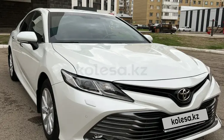 Toyota Camry 2020 года за 14 300 000 тг. в Астана