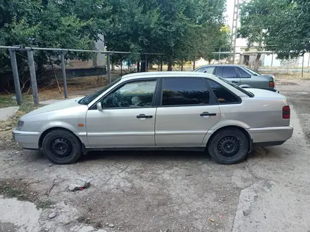 Volkswagen Passat 1995 года за 1 300 000 тг. в Каратау – фото 2