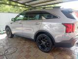 Kia Sorento 2022 года за 17 600 000 тг. в Актобе – фото 2