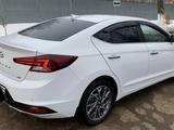 Hyundai Elantra 2019 года за 10 700 000 тг. в Уральск – фото 2