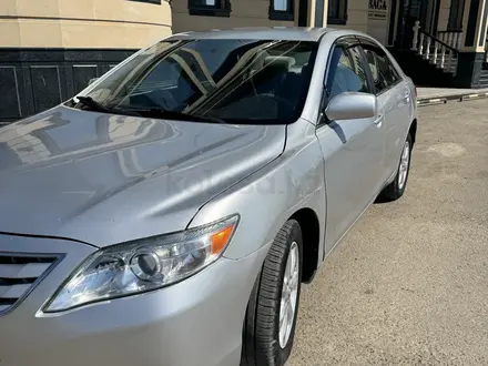 Toyota Camry 2010 года за 6 200 000 тг. в Актобе – фото 2